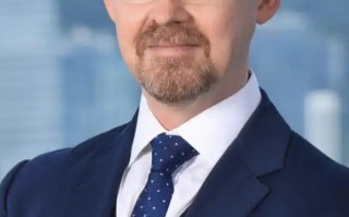 瑞银全球股票交易“掌舵人”贺立言：全球投资焦点东移，警惕美股散户情绪转向|界面新闻