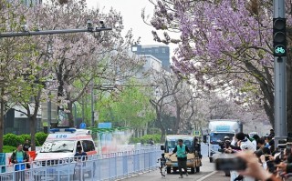首场机器人半程马拉松决出冠军，21公里赛程考验了哪些能力？|界面新闻 · 科技